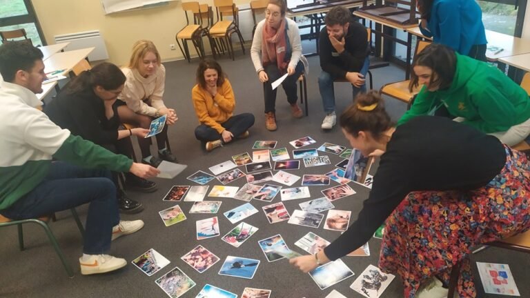 Plusieurs personnes en séance de créativité - météo personenlle