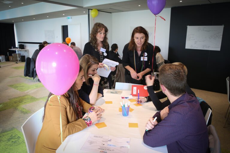 Atelier de créativité - groupe avec Corinne qui guide