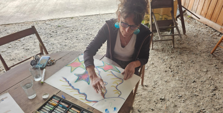 Participante qui dessine son projet - résidence créactive