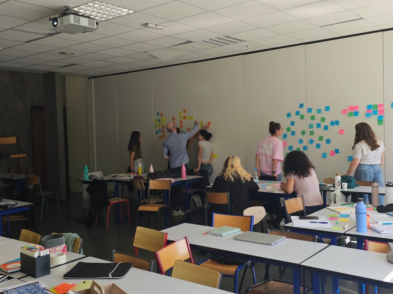 Innovation collaborative : ce qu&rsquo;un jeu de cartes en papier révèle de l&rsquo;intelligence créative d&rsquo;un groupe