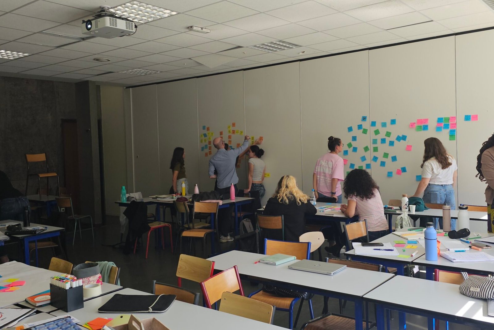 Innovation collaborative : ce qu&rsquo;un jeu de cartes en papier révèle de l&rsquo;intelligence créative d&rsquo;un groupe